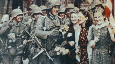 تصویر تبلیغاتی نازی‌ها نشان می‌دهد که سربازان آلمانی در ریگا، لتونی، در طول جنگ جهانی دوم به عنوان آزادی‌بخش مورد استقبال قرار می‌گیرند.