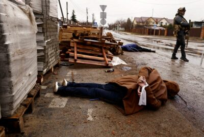 جسدی با دست بسته و جراحت ناشی از شلیک گلوله به مغز در خیابانهای اوکراین روی زمین افتاده
