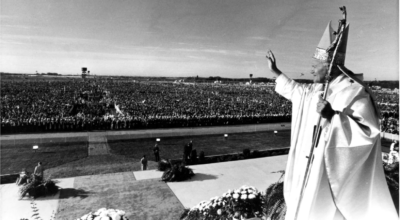 پاپ‌ژان پل دوم در سفر 12 روزه خود به کانادا برای هزاران نفری که در 17 سپتامبر 1984 برای مراسم عبادت او در هوای آزاد در فرودگاه Namao خارج از ادمونتون گرد آمدند، دست تکان داد