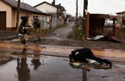 جسدی با دست بسته و جراحت ناشی از شلیک گلوله به مغز در خیابانهای اوکراین روی زمین افتاده