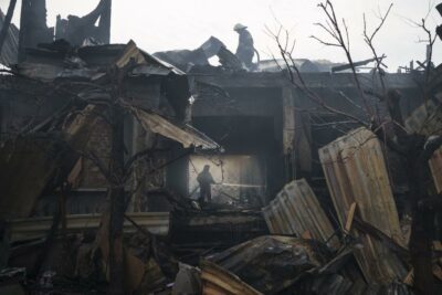 آتش نشانان در تلاش برای خاموش کردن آتش در یک خانه. دوشنبه 11 آوریل 2022