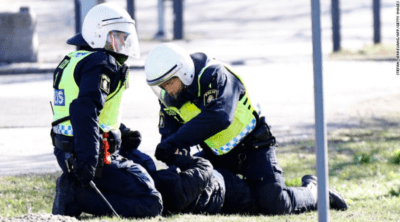 پلیس سوئد شورش ها را با باندهای جنایتکاری که پلیس را هدف قرار می دهند مرتبط می داند