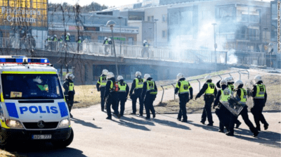 پلیس سوئد شورش ها را با باندهای جنایتکاری که پلیس را هدف قرار می دهند مرتبط می داند
