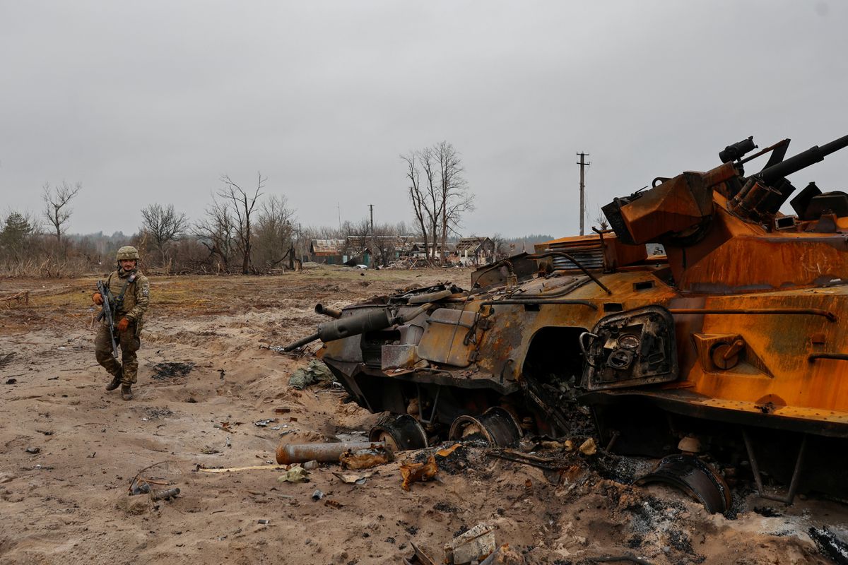 تانک ها و اجساد رهاشده مسیر عقب نشینی روسیه در نزدیکی کی‌یف را نشان می دهند
