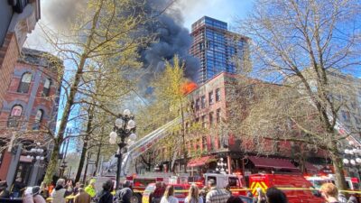 آتش سوزی در ساختمان چهار طبقه در ونکوور منجر به انتقال 5 نفر به بیمارستان شد