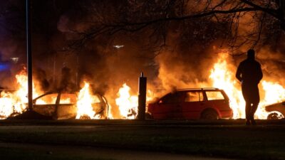 پس از شروع اعتراضات در روزنگارد خودروها در آتش سوختند. ۱۷ اپریل ۲۰۲۲