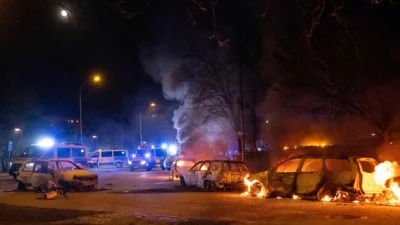 پس از شروع اعتراضات در روزنگارد خودروها در آتش سوختند. ۱۷ اپریل ۲۰۲۲