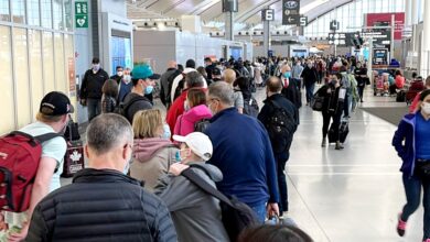 تصویر از وضعیت آشفته در فرودگاه بین المللی پیرسون تورنتو همزمان با منتظر ماندن مسافران در صف های طولانی بازرسی امنیتی