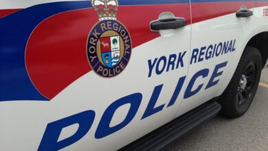 تصویر از یک مأمور پلیس سلطنتی در شمال تورنتو به اتهام قاچاق انسان، جعل اسناد و حیوان آزاری بازداست شد