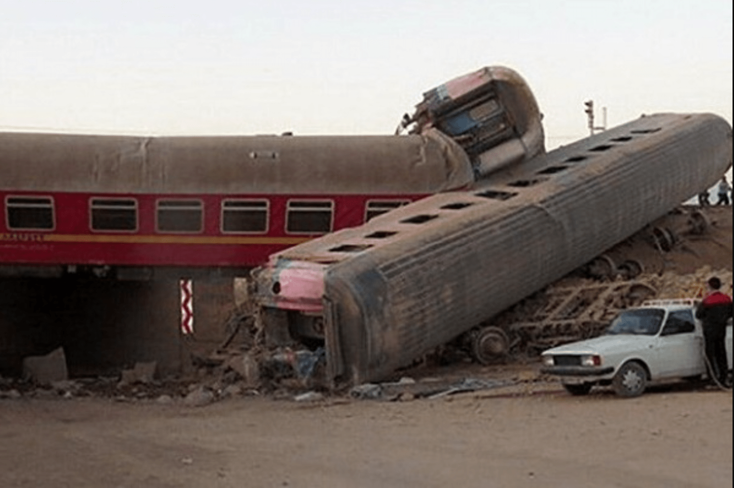 علت سانحه خروج قطار مسافربری مشهد یزد از ریل که 21 کشته بر جای گذاشت تصادف با بیل مکانیکی بوده است