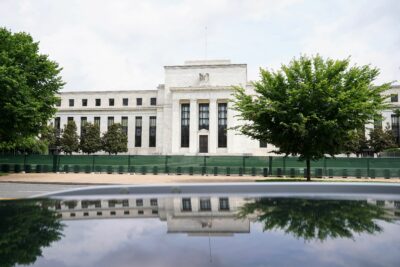 فدرال رزرو آمریکا بار دیگر نرخ بهره را افزایش داد و گفت در مبارزه با تورم تسلیم نمی شود