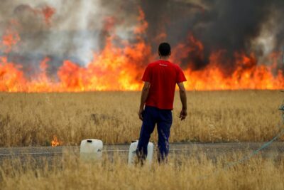بریتانیا رکورد بالاترین دمای تاریخ خود را ثبت کرد در حالی که فرانسه در حال مبارزه با آتش سوزی گسترده در جنگل هاست
