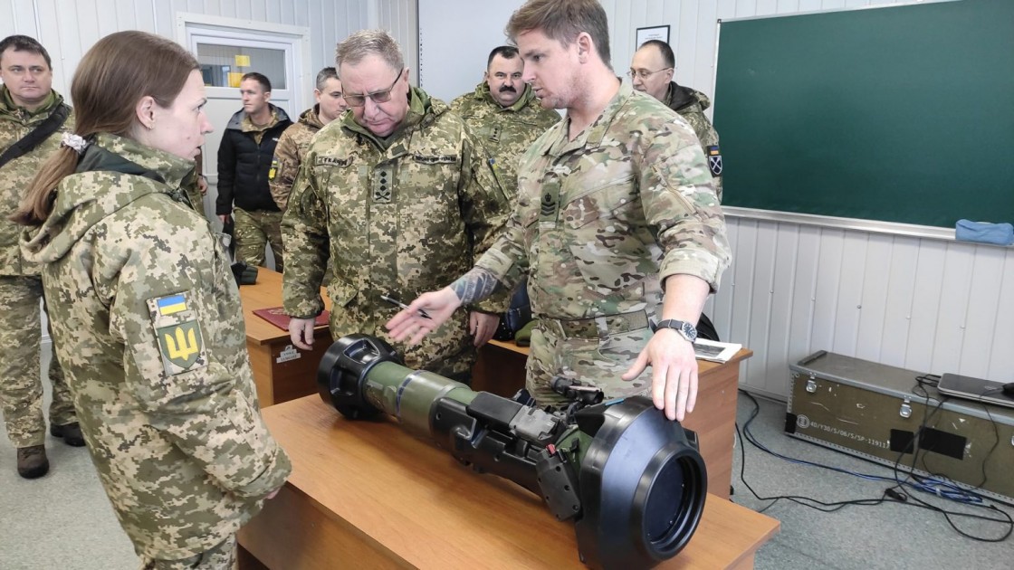 نیروهای نظامی کانادا سربازان اوکراینی را برای جنگ علیه روسیه در انگلستان آموزش می دهند