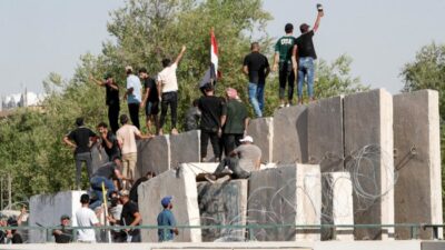 کناره‌گیری سید مقتدی صدر از سیاست / کشته‌شدن ۲ نفر در بغداد و اعلام حکومت نظامی در عراق