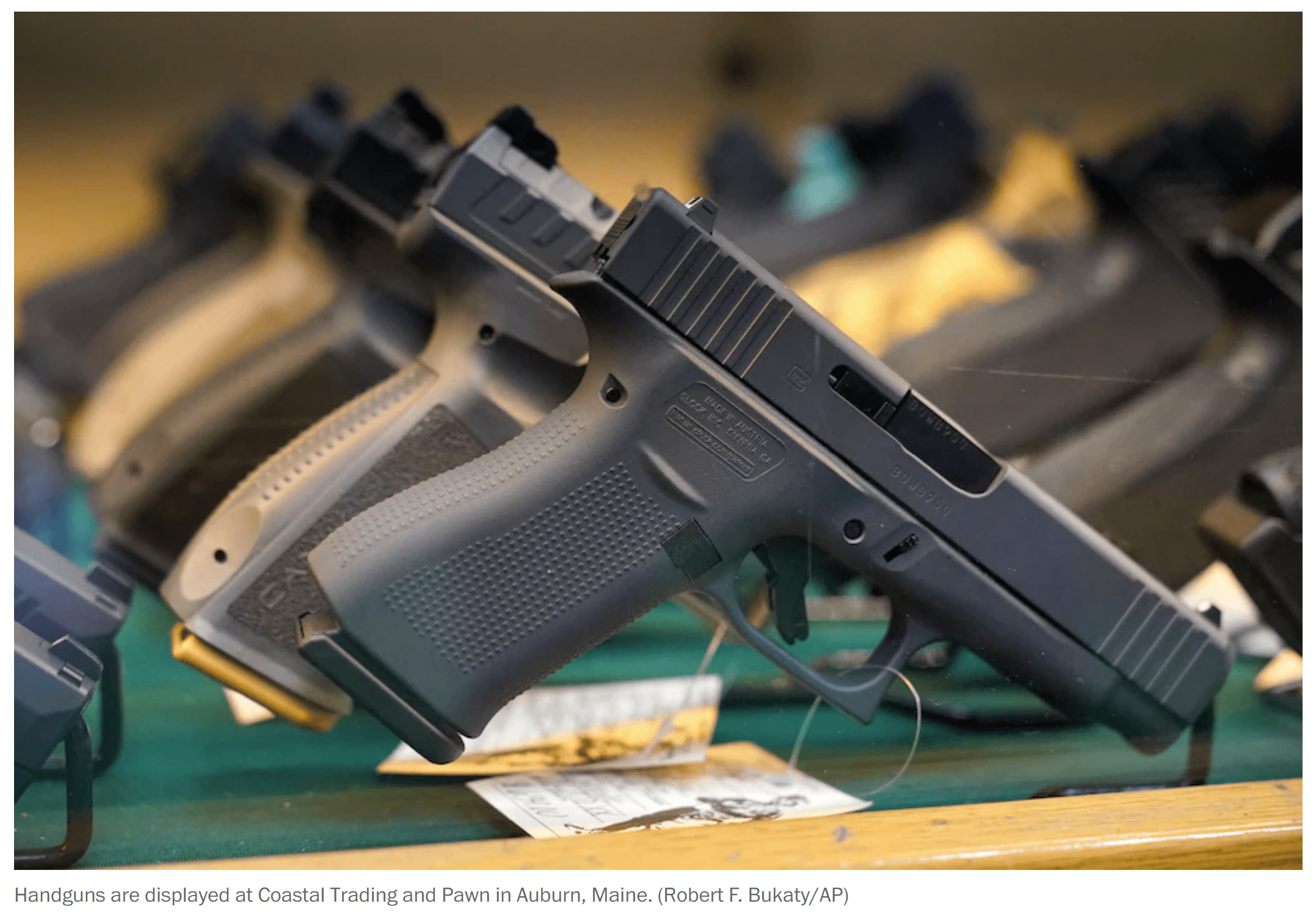 کانادا به طور موقت واردات اسلحه دستی را ممنوع می کند