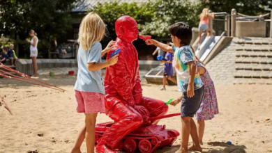 تصویر از مجسمه قرمز پوتین سوار بر تانک، اسباب‌بازی تازه کودکان در پارک نیویورک