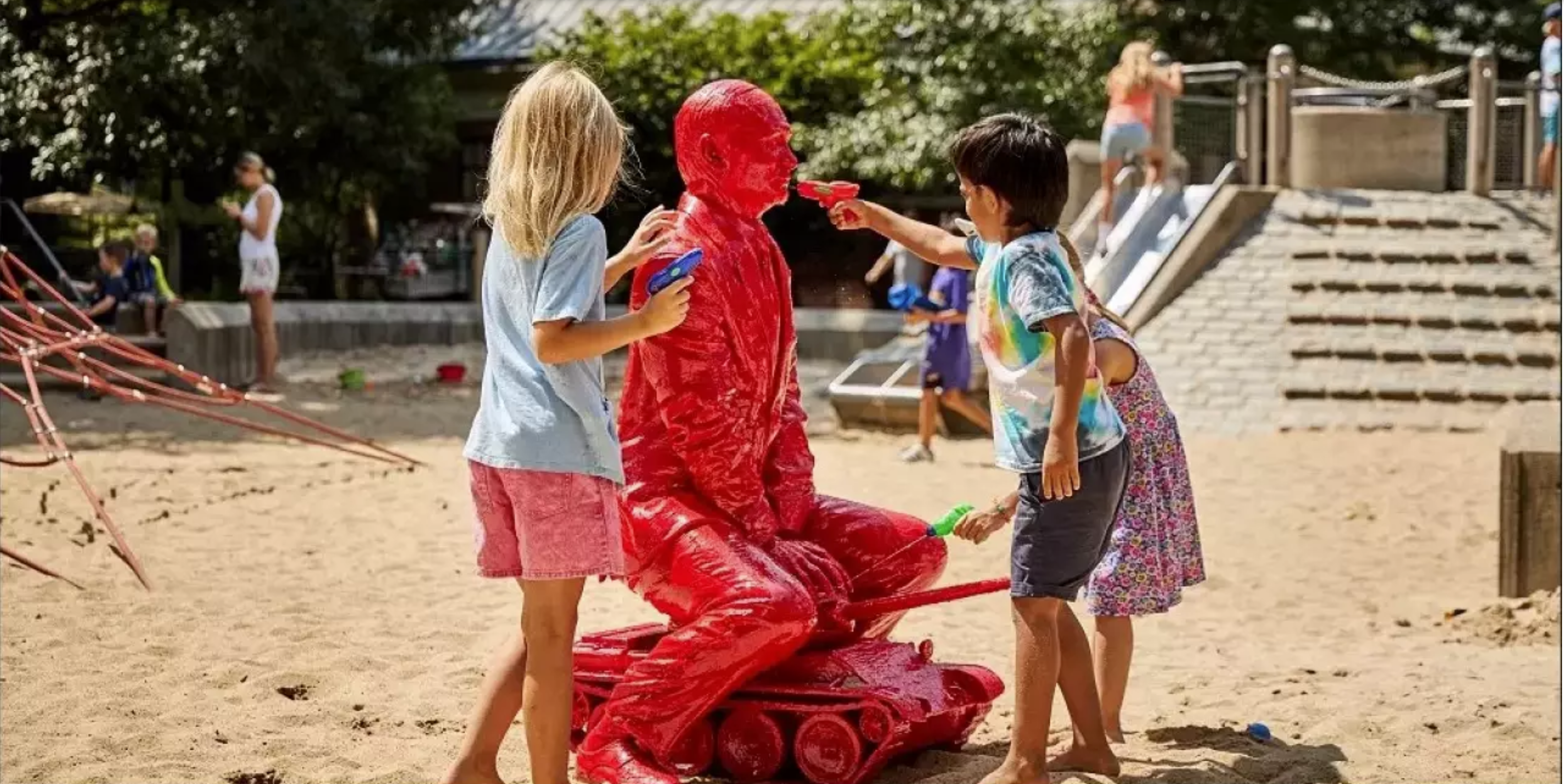 مجسمه قرمز ولادیمیر پوتین سوار بر تانک اسباب‌بازی تازه کودکان در پارک نیویورک