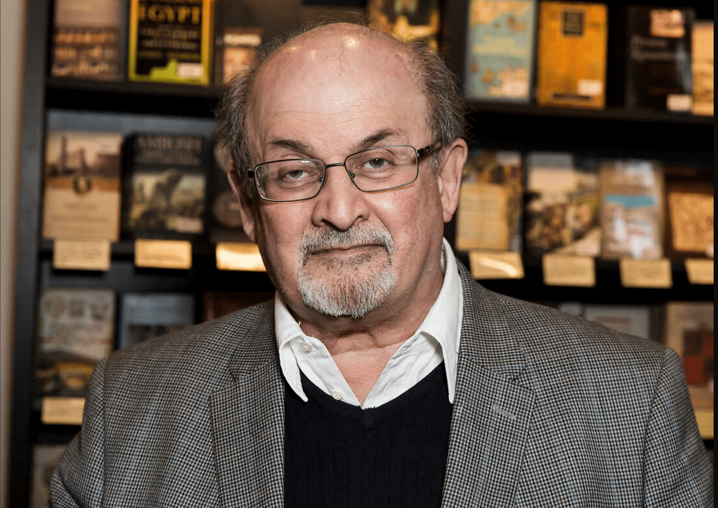 سلمان رشدی نویسنده کتاب آیات شیطانی پیش از شروع سخنرانی در نیویورک مورد حمله قرار گرفت