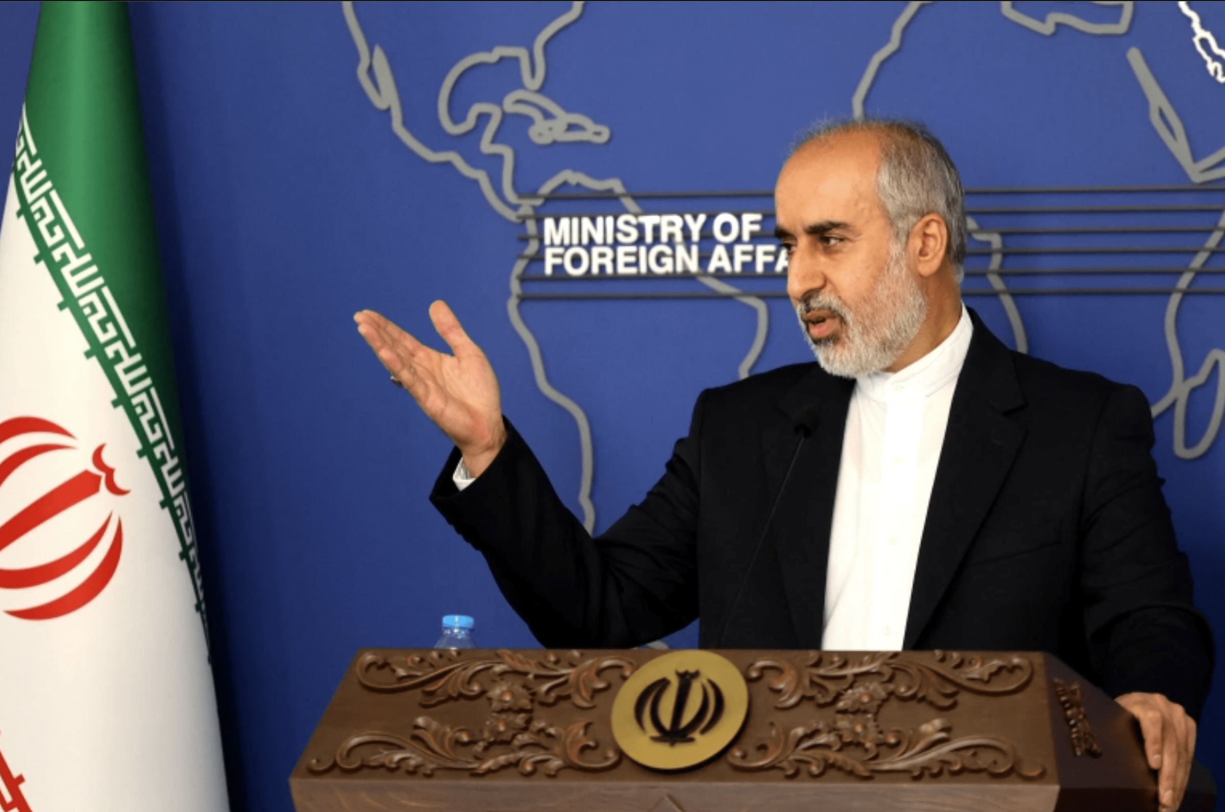 سلمان رشدی و حامیانش مقصر این حمله هستند : ایران در اولین واکنش رسمی