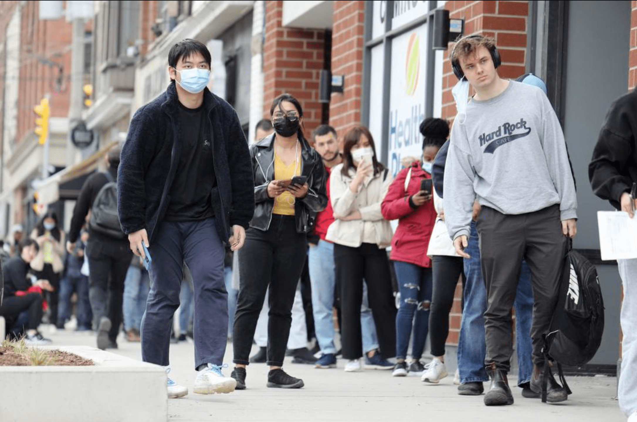 دانشجویان بین‌المللی در تورنتو برای دریافت سوشیال اینشورنس نامبر در صف‌های طولانی منتظر میمانند