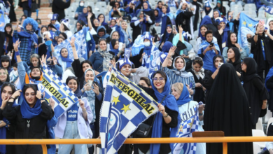 تصویر از دختران ایرانی در بازی فوتبال استقلال و مس کرمان یاد دختر آبی را گرامی داشتند