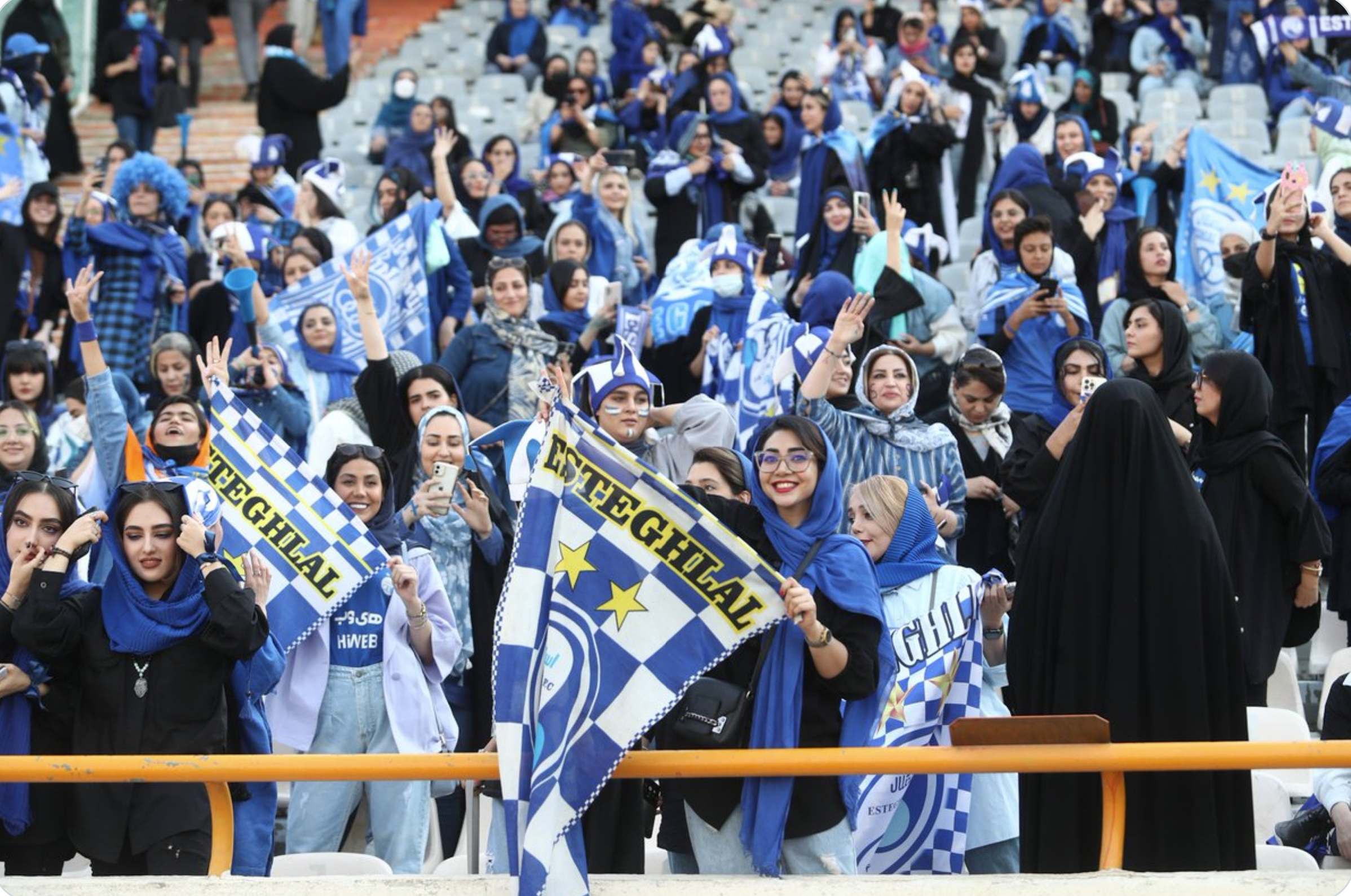 دختران ایرانی در بازی فوتبال استقلال و مس کرمان یاد سحر خدایاری دختر آبی را گرامی داشتند