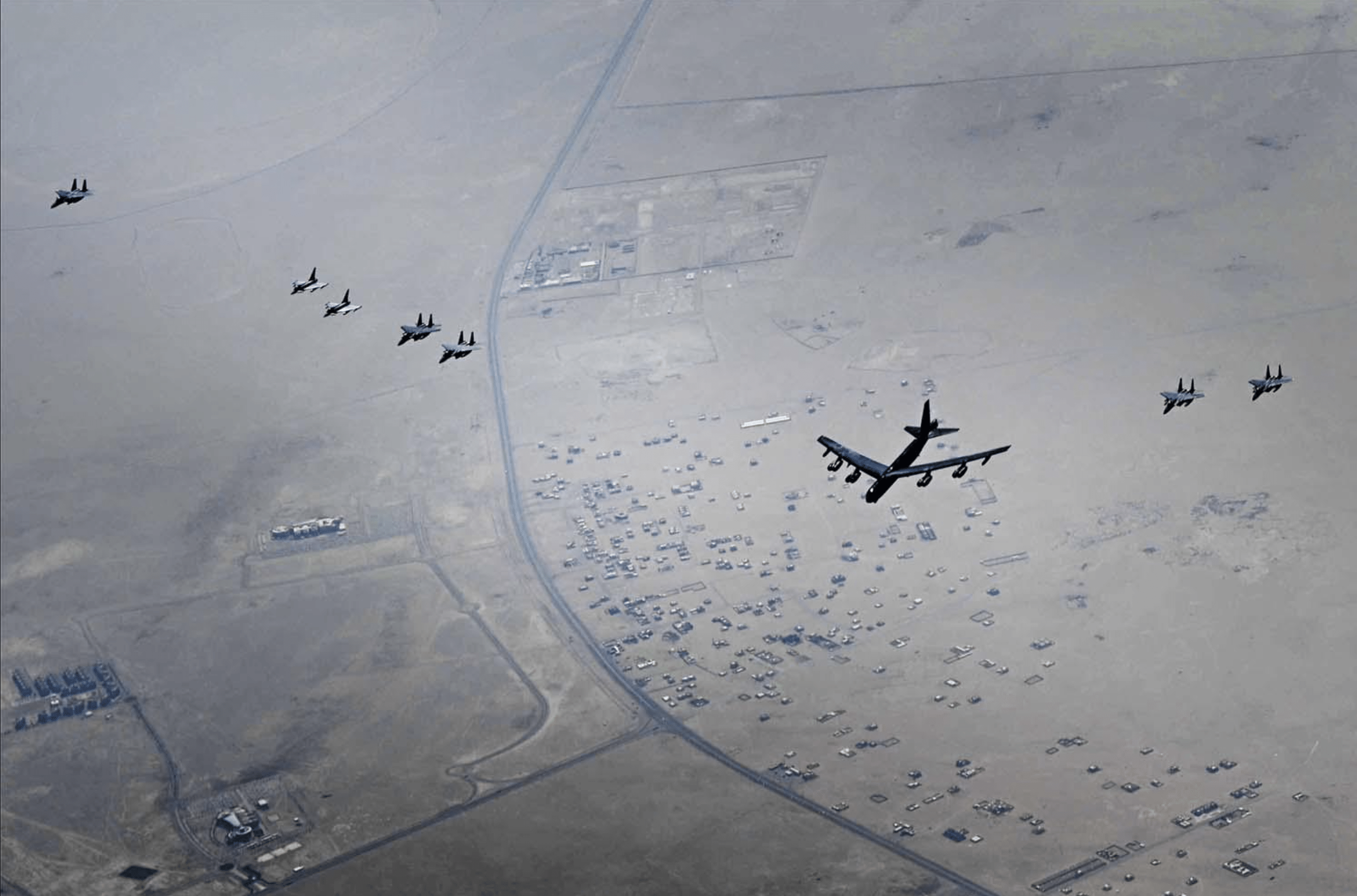 بمب افکن‌های بی-52 آمریکا برای قدرت نمایی بر فراز خاورمیانه به پرواز درآمدند