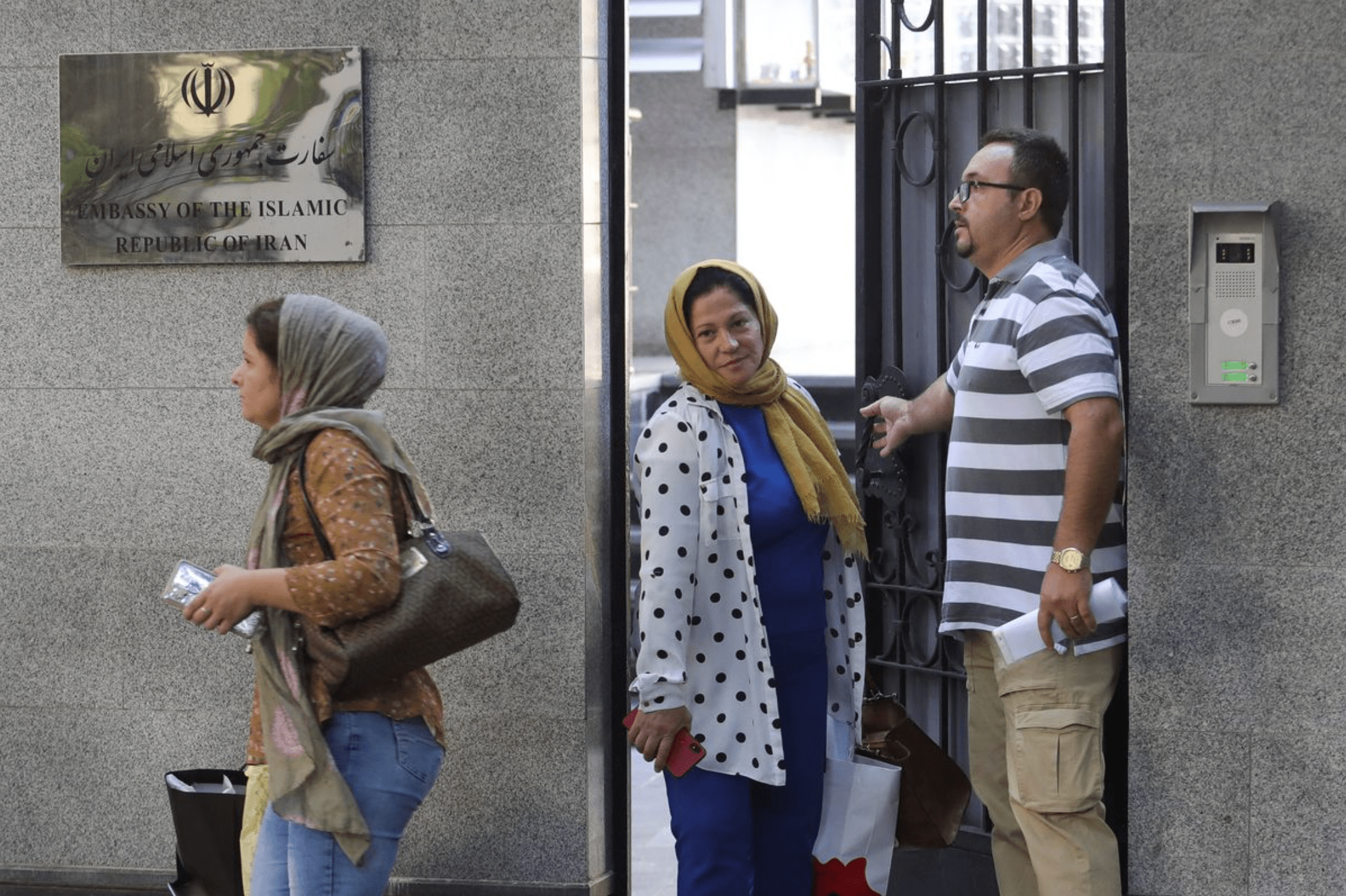 دیپلمات های ایران قبل از ترک ساختمان سفارت در آلبانی اسناد را اتش زدند