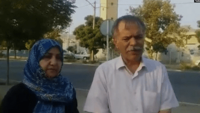تصویر از پدر و مادر بهنام موسیوند مقابل زندان رجایی‌شهر تحصن کردند/ پلیس تهدید به بازداشت کرد