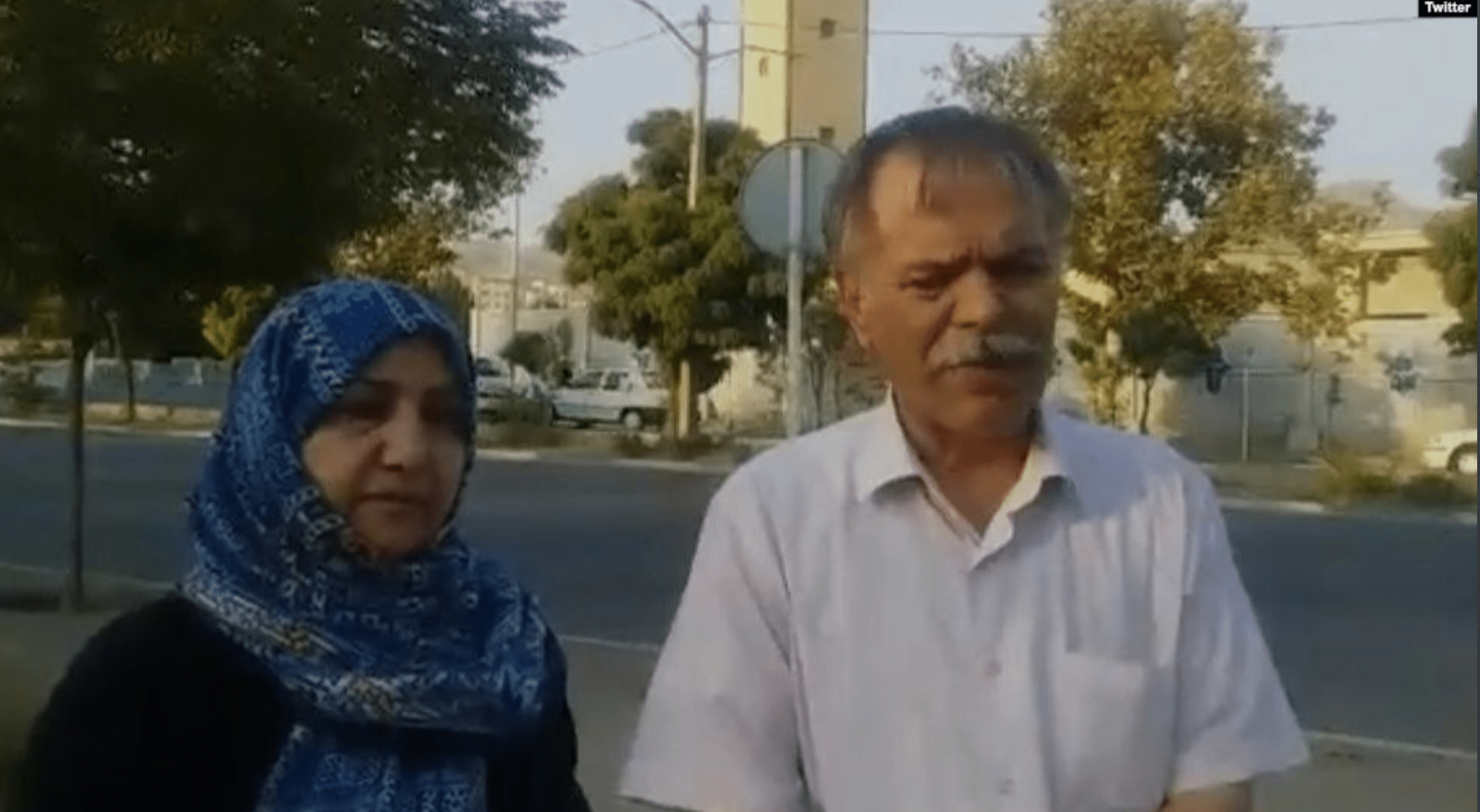پدر و مادر بهنام موسیوند در مقابل زندان رجایی‌شهر تحصن کردند/ پلیس تهدید به بازداشت کرد