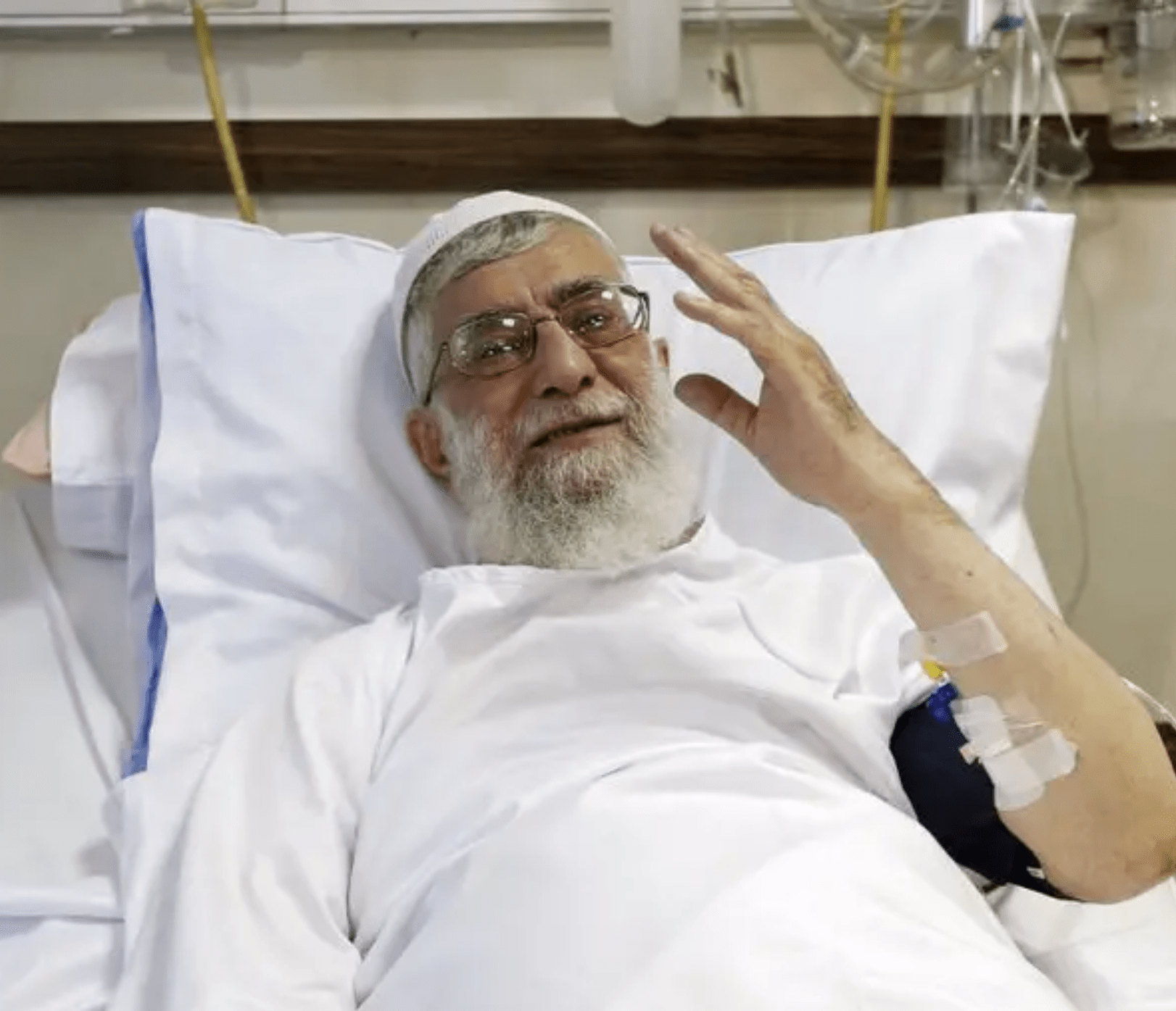 علی خامنه‌ای رهبر تندرو جمهوری اسلامی ایران در بستر بیماری با مرگ دست و پنجه نرم می‌کند