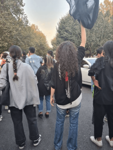 تداوم اعتراضات در ایران به مرگ مهسا امینی از دانشگاهیان تهرانی تا کسبه کرد