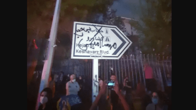 تصویر از معترضین نام خیابان حجاب را به نام مهسا تغییر دادند / زنان در اقدامی تاریخی روسری‌هایشان را سوزاندند