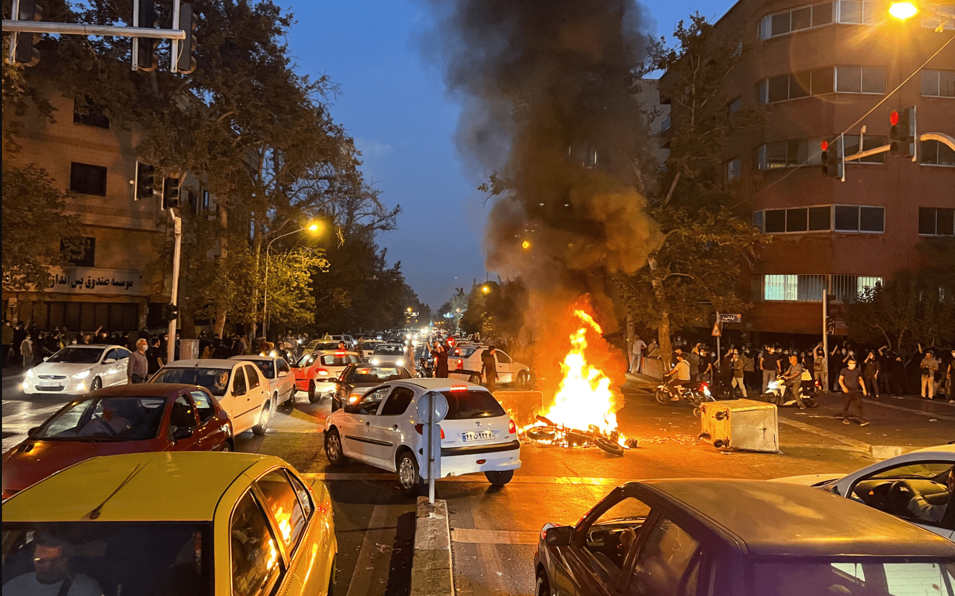 اعتراضات ایران : تعداد کشته شده‌ها افزایش یافت و به ۹ نفر رسید / صدها نفر مجروح شدند