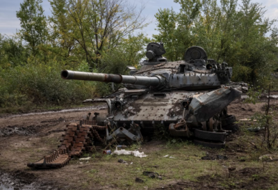 در حالی که حمله روسیه به اوکراین ادامه دارد، یک تانک روسی منهدم شده در شهر ایزیوم که اخیراً توسط نیروهای مسلح اوکراین آزاد شده است، در منطقه خارکف، اوکراین در 20 سپتامبر 2022 مشاهده می ود. REUTERS/Gleb Garanich