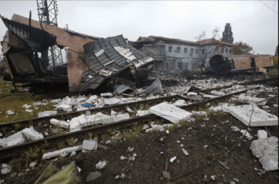 واگن‌های راه‌آهن که در اثر حمله موشکی روسیه نابود شده‌اند در یک پایانه بار، در بحبوحه حمله روسیه به اوکراین، در خارکف اوکراین در 21 سپتامبر 2022 دیده می‌شوند. REUTERS/Vyacheslav Madiyevskyy