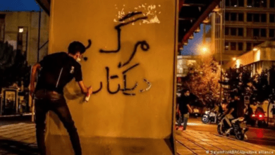تصویر از اعتراضات سراسری در ایران همراه با شعارنویسی و حضور زنان بدون روسری در خیابان‌ها ادامه دارد