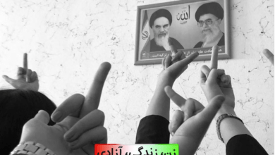 تصویر از عکس های خامنه‌ای و خمینی برای جلوگیری از پاره شدن توسط دانش آموزان از دیوار مدارس حذف می‌شود