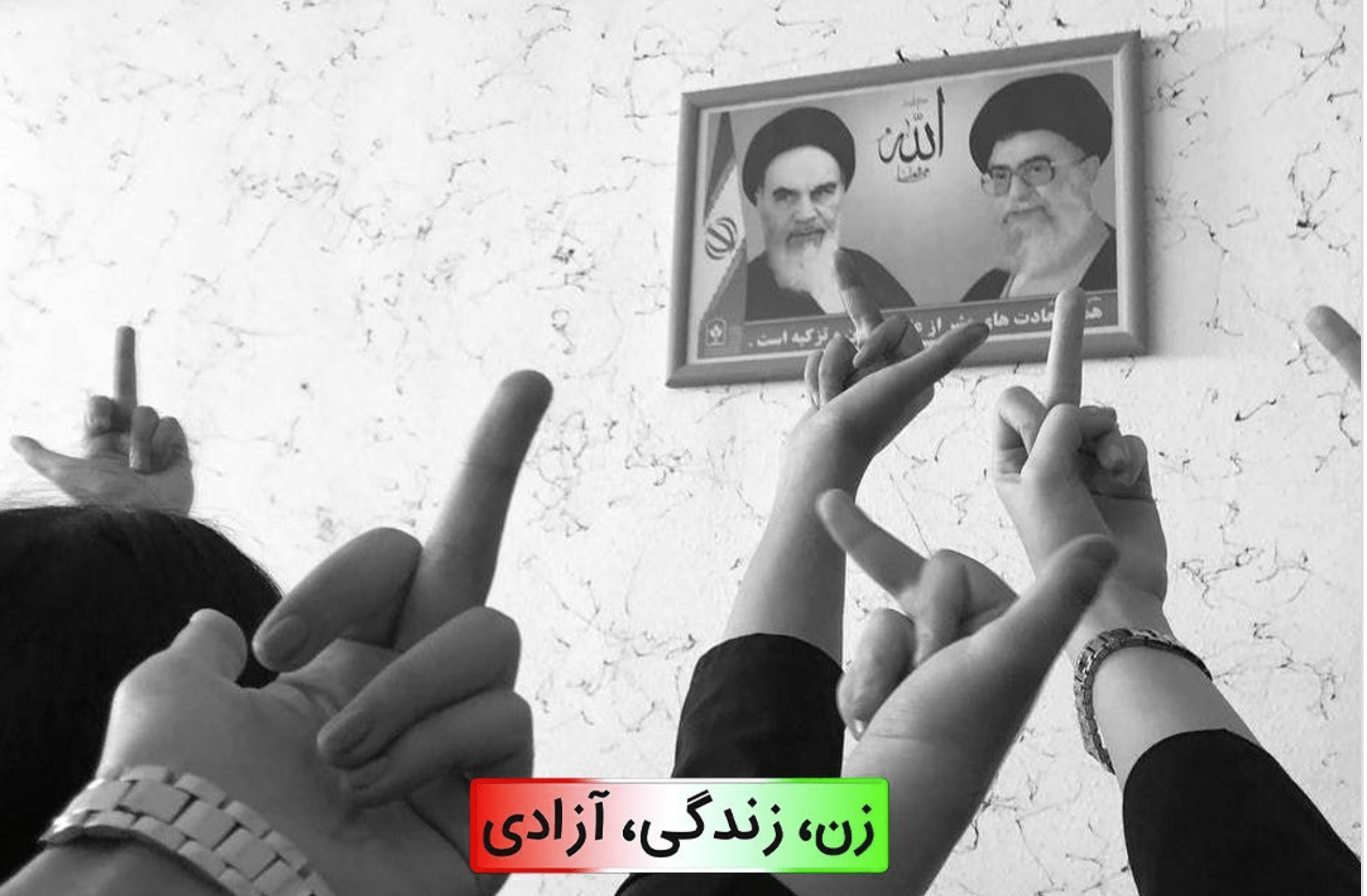 عکس خامنه‌ای و خمینی برای جلوگیری از پاره شدن توسط دانش آموزان از دیوار مدارس حذف میشود