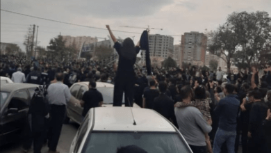 تصویر از امروز همزمان با تظاهرات گسترده دانشجویی، جمعیت زیادی از مردم اراک و کرمانشاه در خاکسپاری مهرشاد شهیدی و چهلم مینو مجیدی شرکت کردند