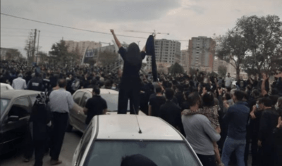 تظاهرات گسترده دانشجویی؛ جمعیت زیادی از مردم اراک و کرمانشاه در خاکسپاری مهرشاد شهیدی و چهلم مینو مجیدی شرکت کردند