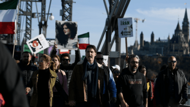 تصویر از جاستین ترودو و همسرش در حمایت از معترضان ایرانی در کنار حامد اسماعیلیون در زنجیره انسانی اتاوا شرکت کردند