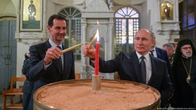 بشار اسد رئیس جمهور سوریه و ولادیمیر پوتین رئیس جمهور روسیه در کلیسای جامع بانوی رستاخیز شمع روشن میکنند. پوتین از سال 2015 از اسد در برابر مخالفان او حمایت کرده است