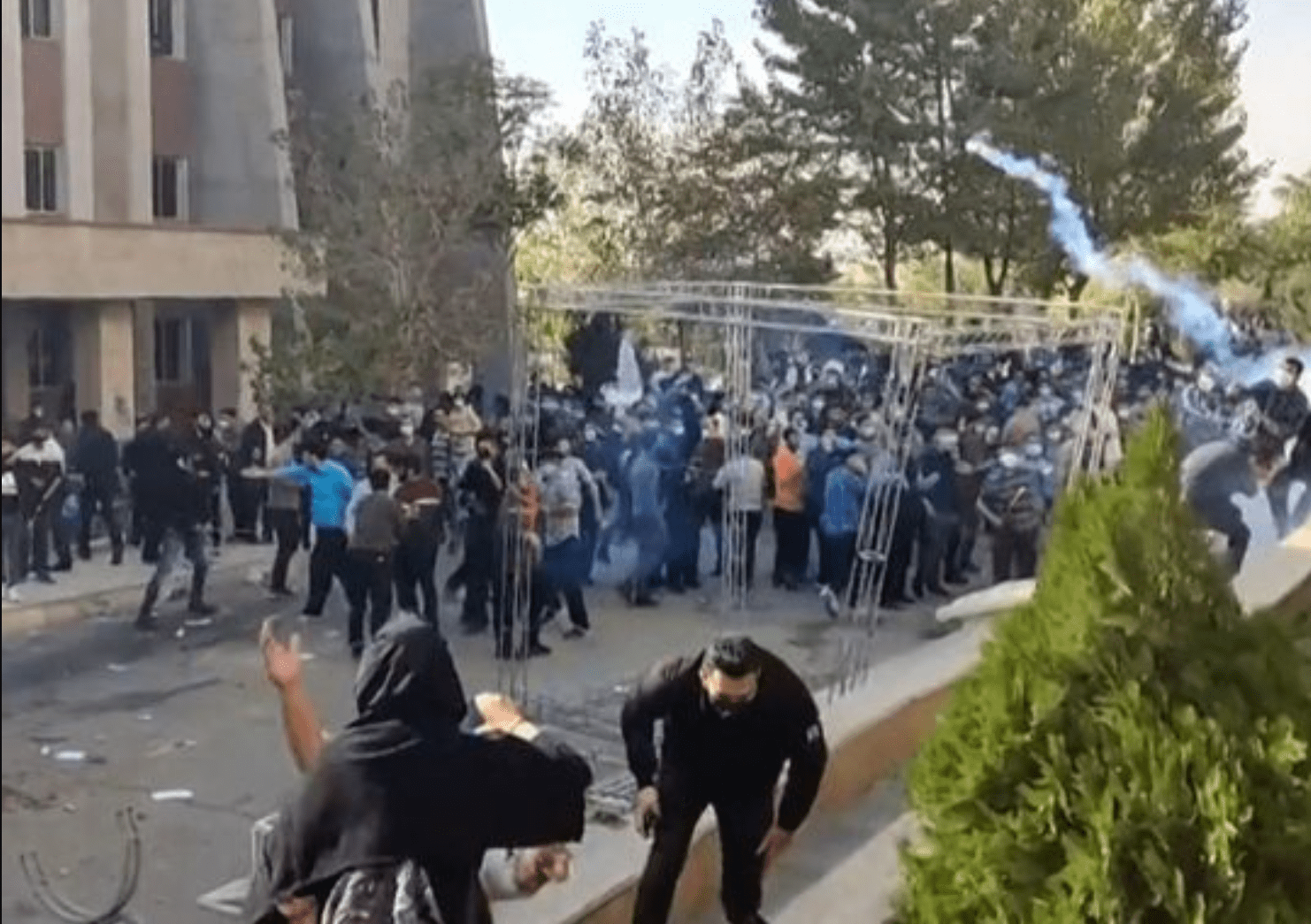 دانشجویان و دانش آموزان در آغاز هشتمین هفته قیام سراسری ایران تجمعات اعتراضی برگزار کردند