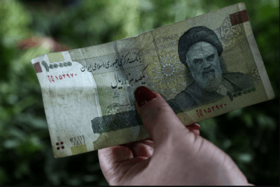 ریال ایران مقابل دلار آمریکا در میان اعتراضات و تحریم‌ها به پایین ترین حد خود رسید