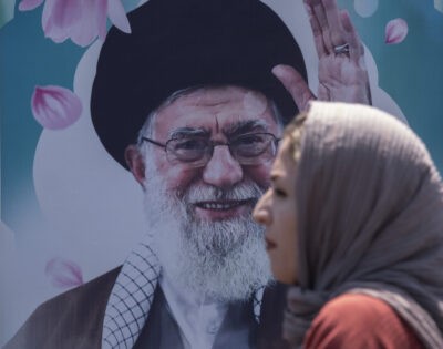 زنان و دختران ایران یکه‌تاز و قدرتمند در مبارزه‌ علیه حجاب اجباری