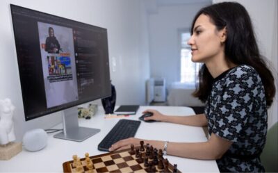 میترا حجازی پور ستاره شطرنج از اعتراضات سراسری در ایران حمایت می کند