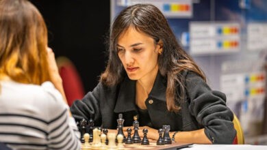 تصویر از میترا حجازی پور ستاره شطرنج از اعتراضات سراسری در ایران حمایت می کند