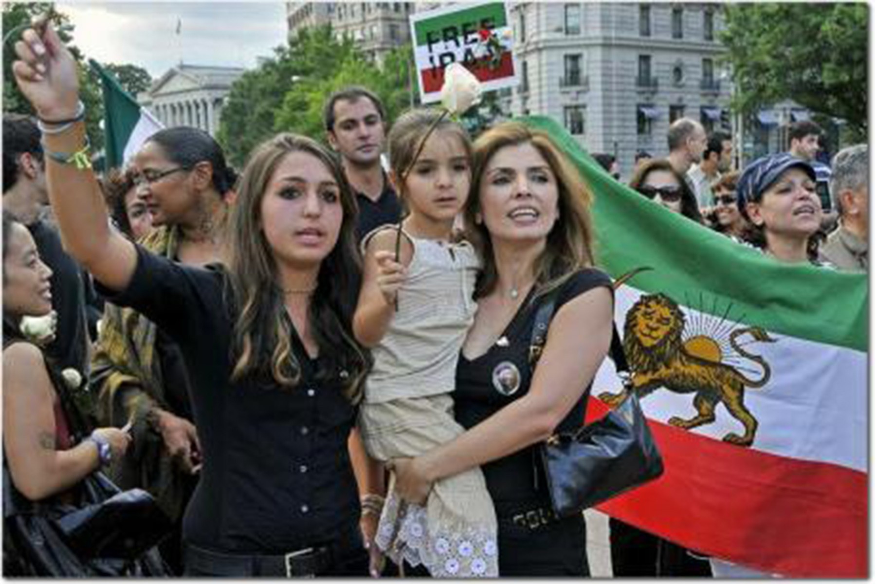 بانو یاسمین پهلوی: ایران را بسازیم با دوستی و عشق به ایران