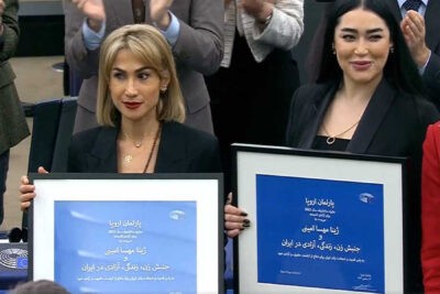 صالح نیکبخت وکیل خانواده مهسا امینی، به نمایندگی جایزه ساخاروف را دریافت کرد